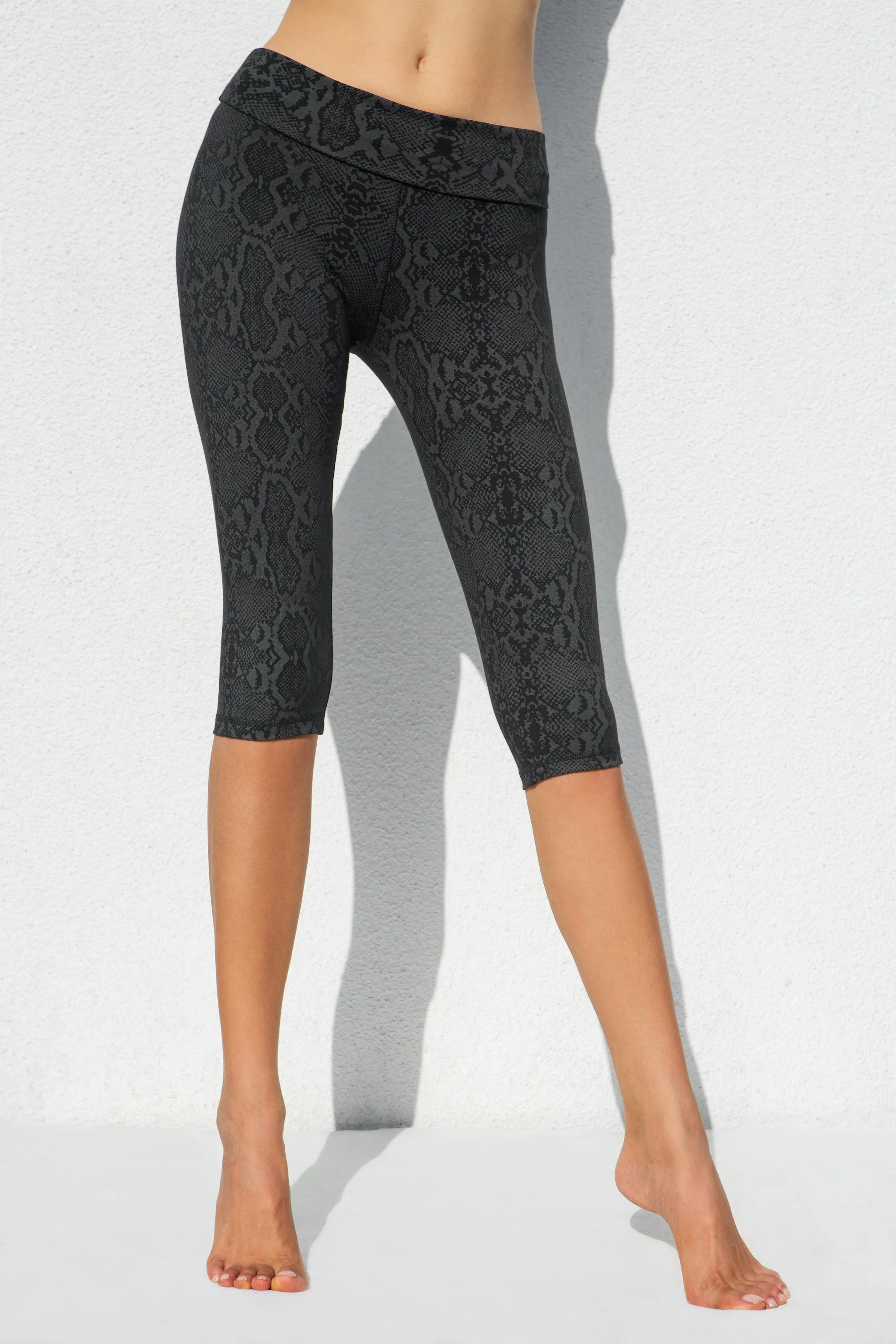 Snake Capri Leggings - Black